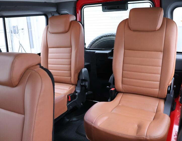 Land Rover Defender 16