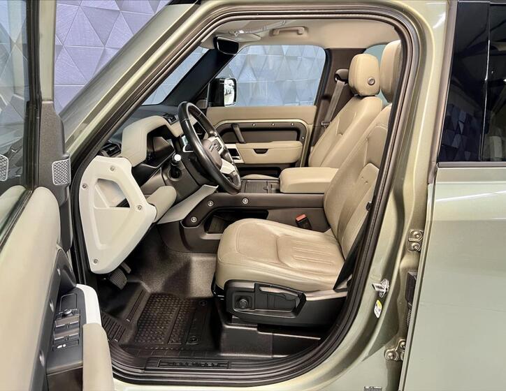 Land Rover Defender 11