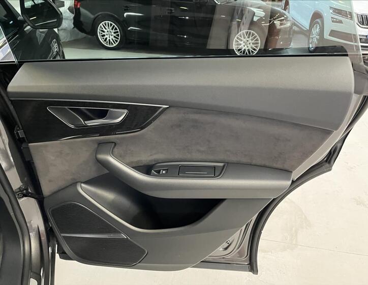 Audi Q8 30