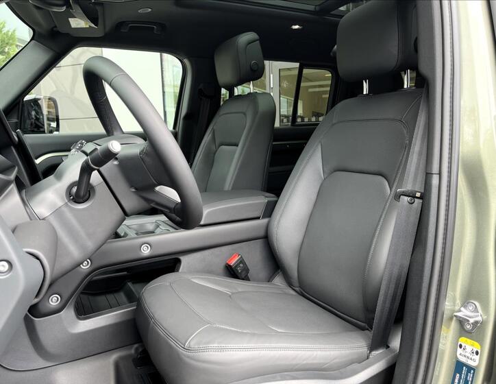 Land Rover Defender 13