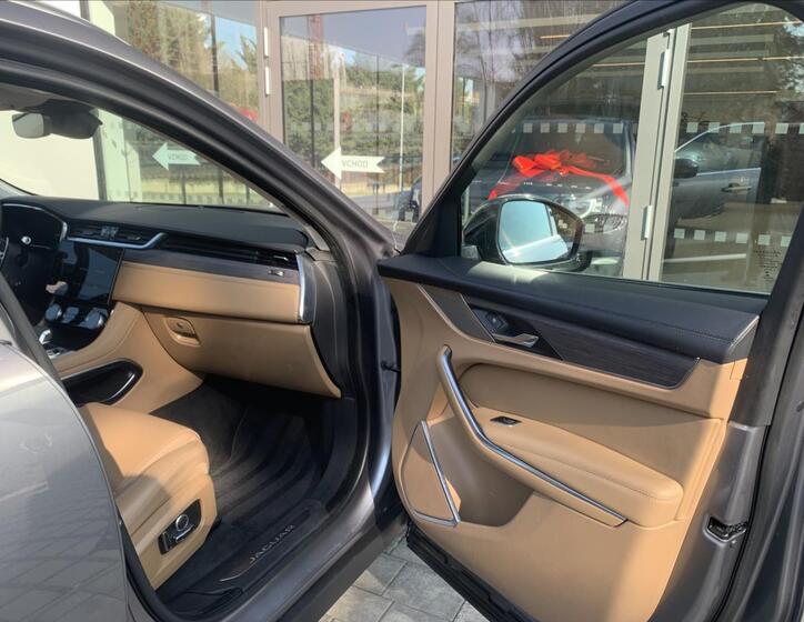 Jaguar F-Pace 13