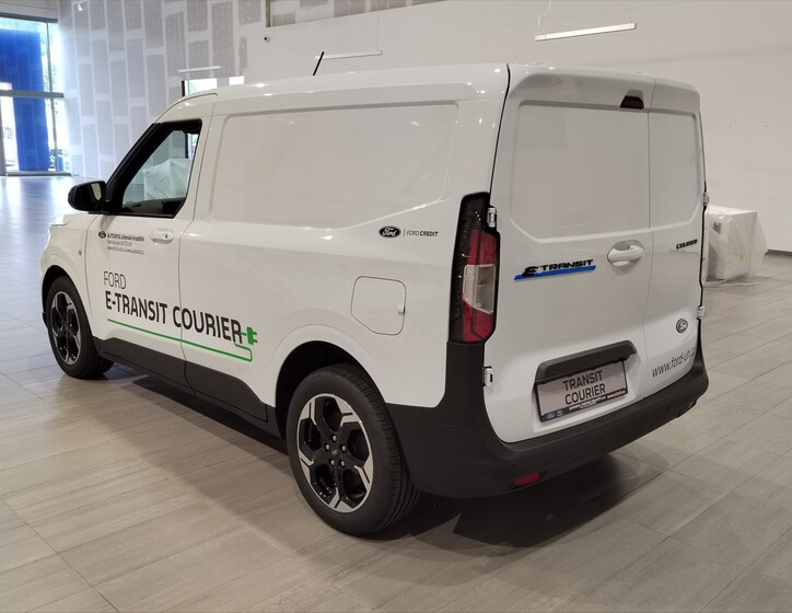 Ford Transit Courier 8