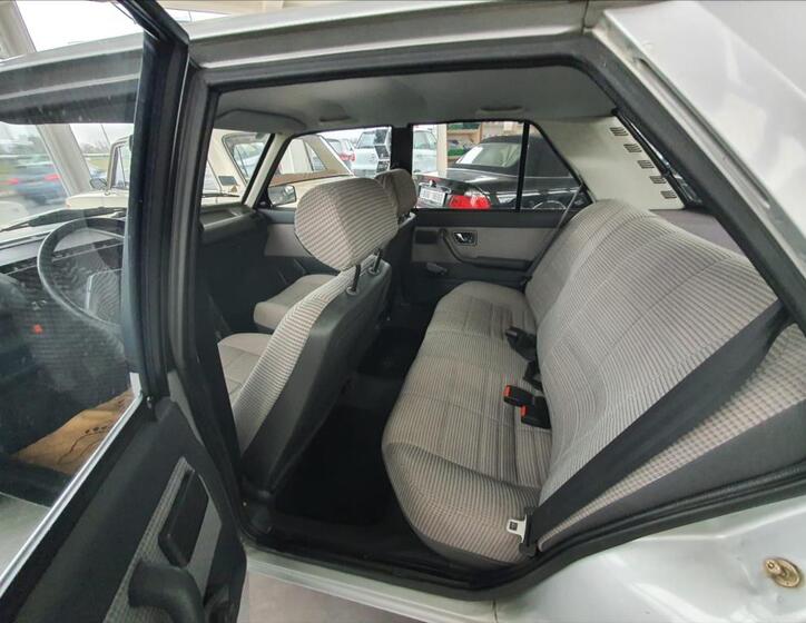 Peugeot 305 16
