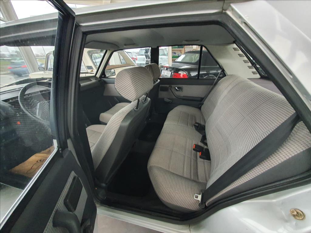 Peugeot 305