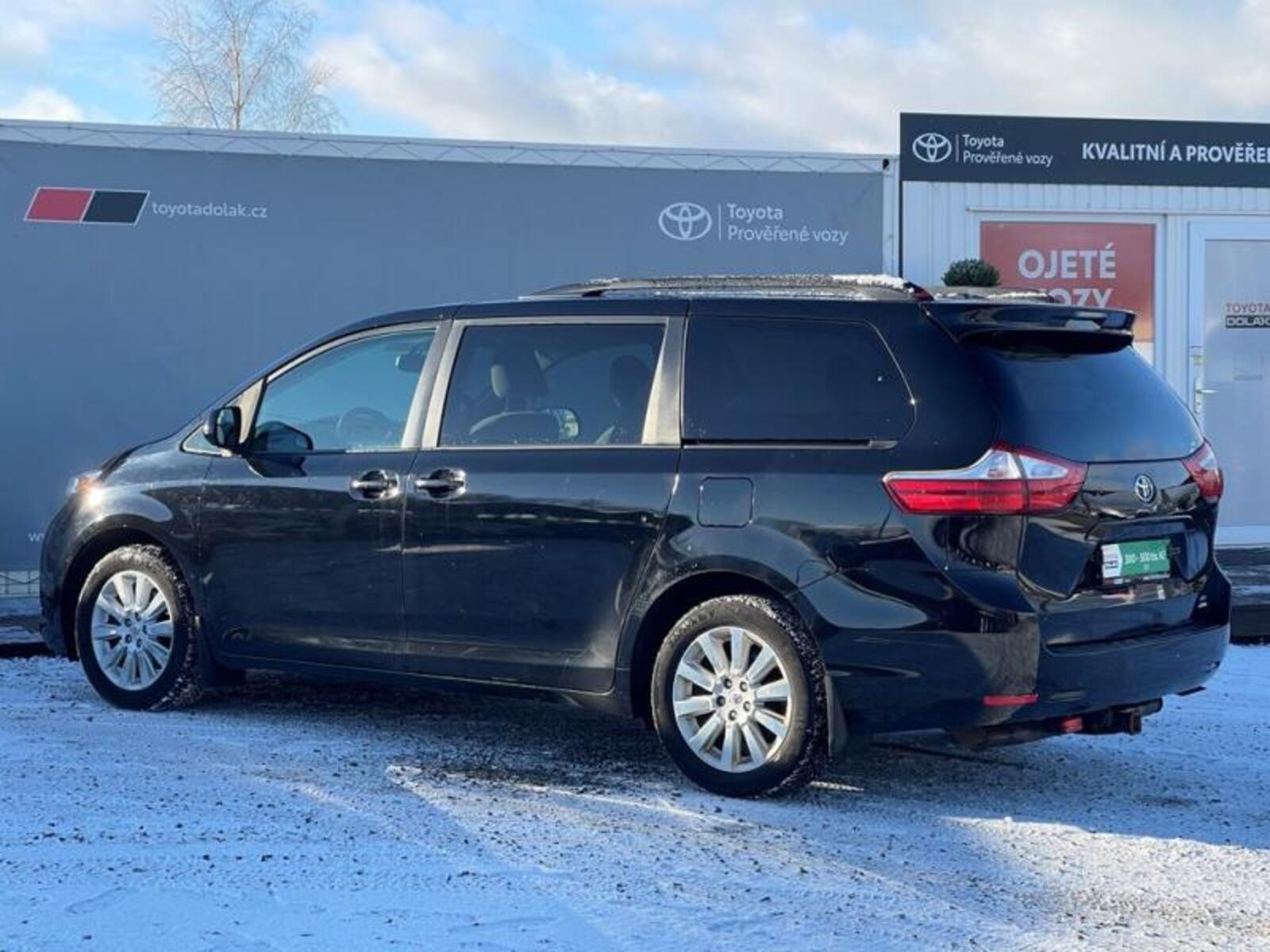 Toyota Sienna 4
