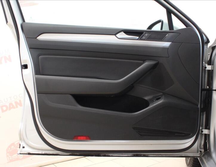 Volkswagen Passat 9