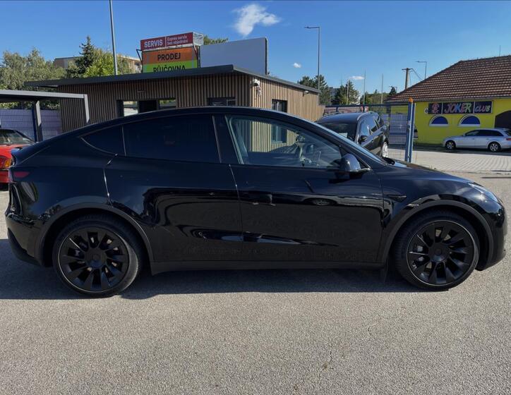 Tesla Model Y 4