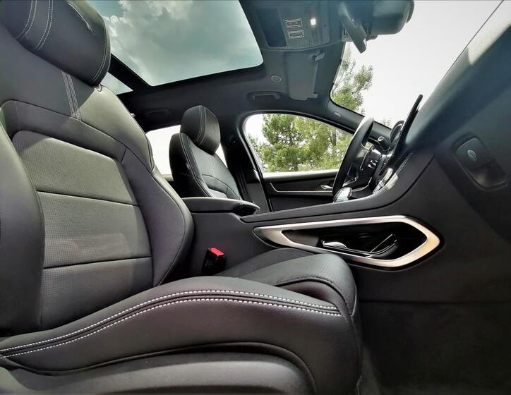 Jaguar F-Pace 46