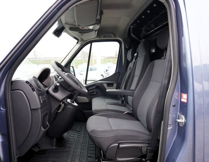 Nissan NV400 19