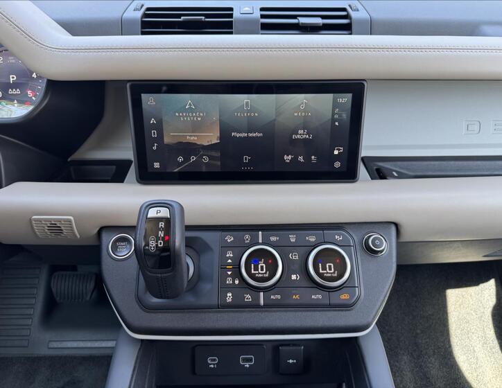 Land Rover Defender 18