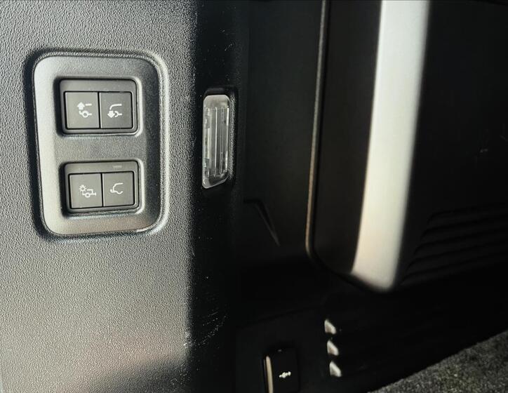 Land Rover Defender 9