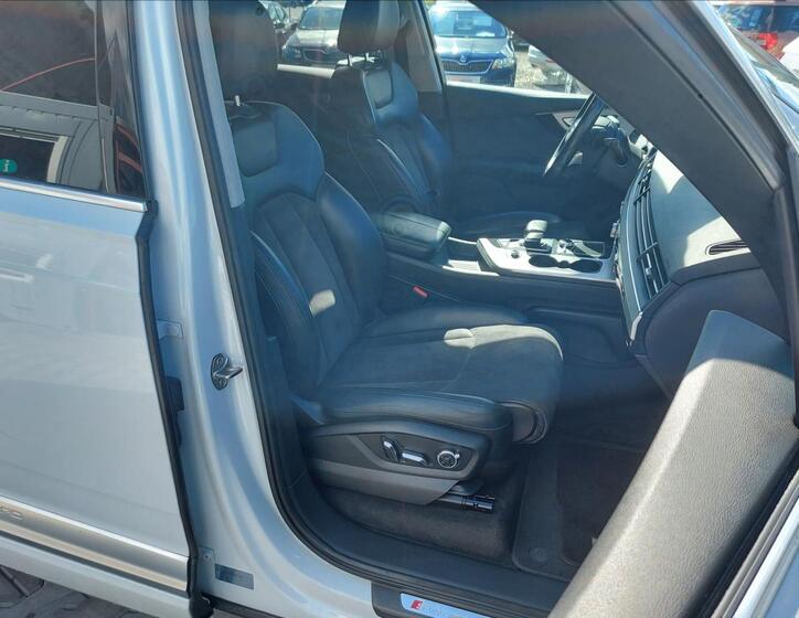 Audi Q7 25