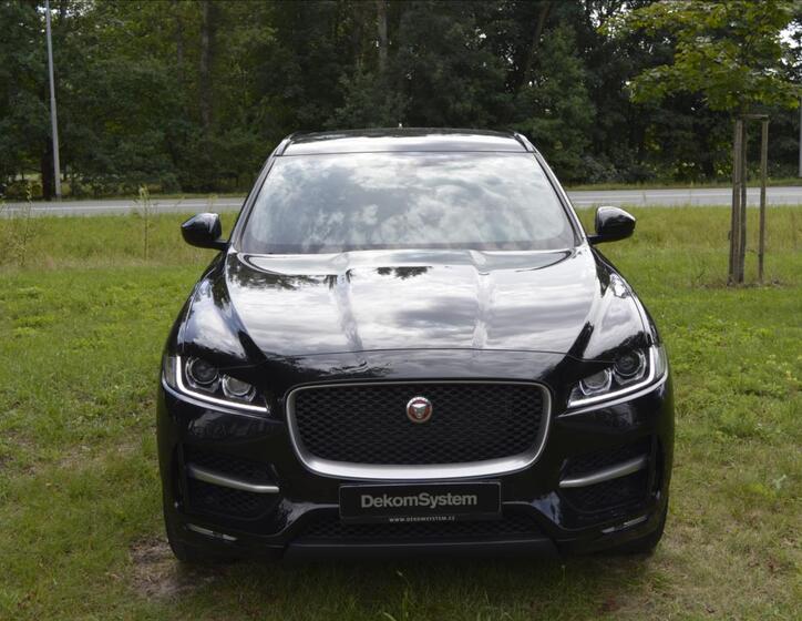 Jaguar F-Pace 2
