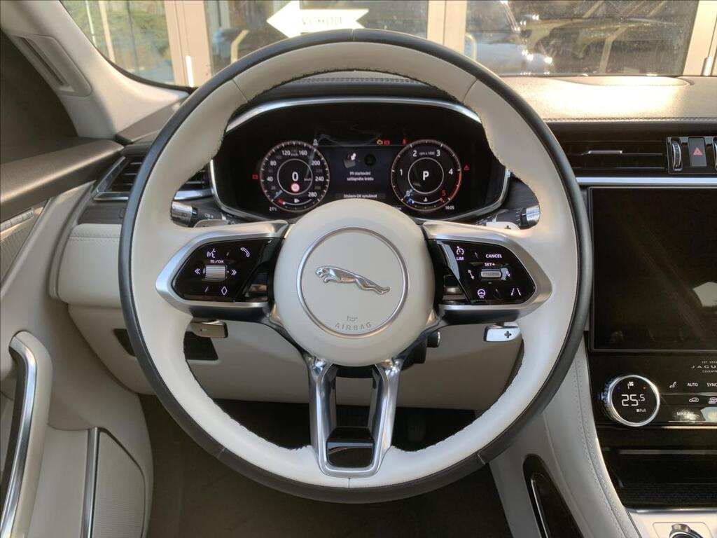 Jaguar F-Pace 17