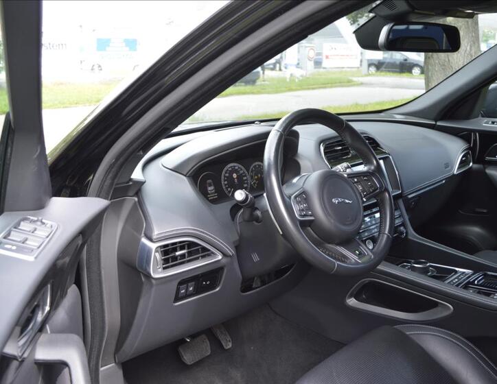 Jaguar F-Pace 9