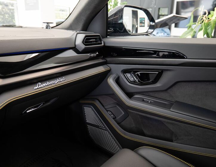 Lamborghini Urus 17