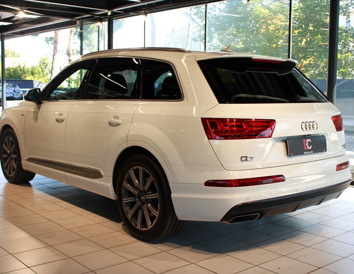 Audi Q7 4