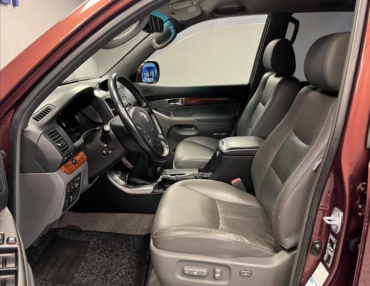 Toyota Land Cruiser 9