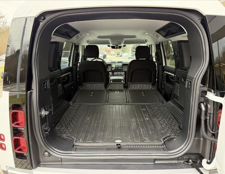 Land Rover Defender 24