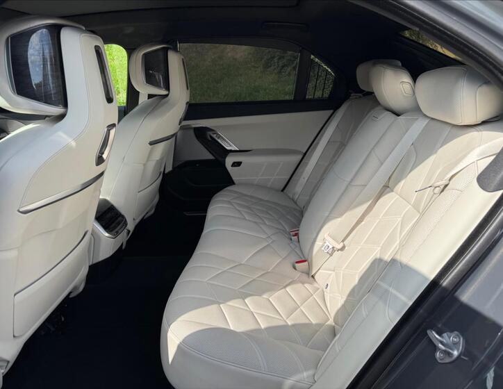 BMW Řada 7 6