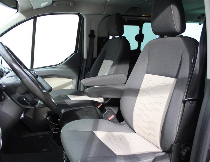 Ford Tourneo Custom 11
