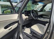 Lexus LM 350h 7