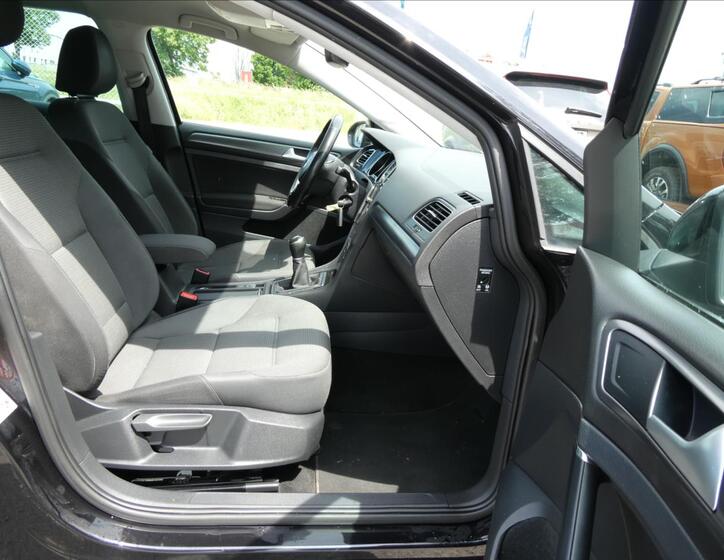 Volkswagen Golf 23