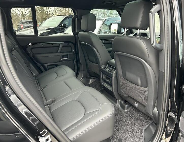 Land Rover Defender 10