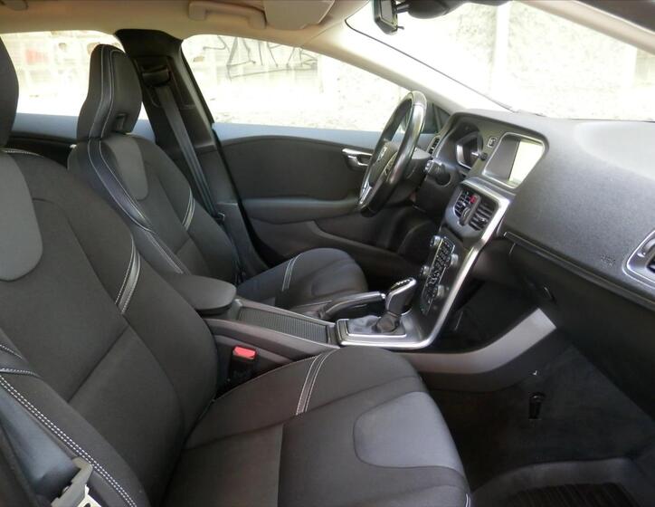 Volvo V40 13