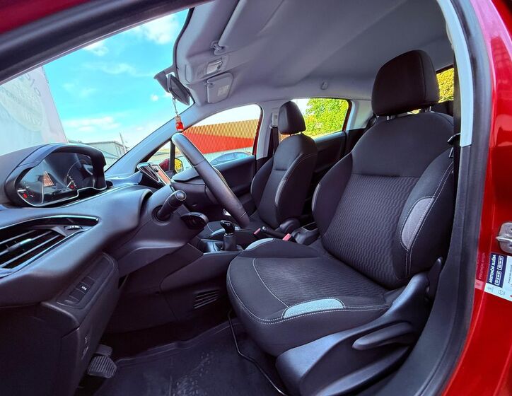 Peugeot 208 11