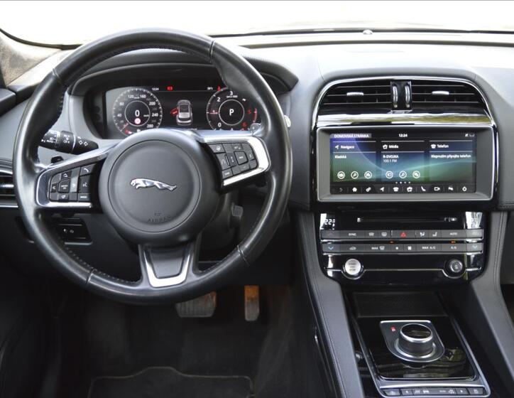 Jaguar F-Pace 10