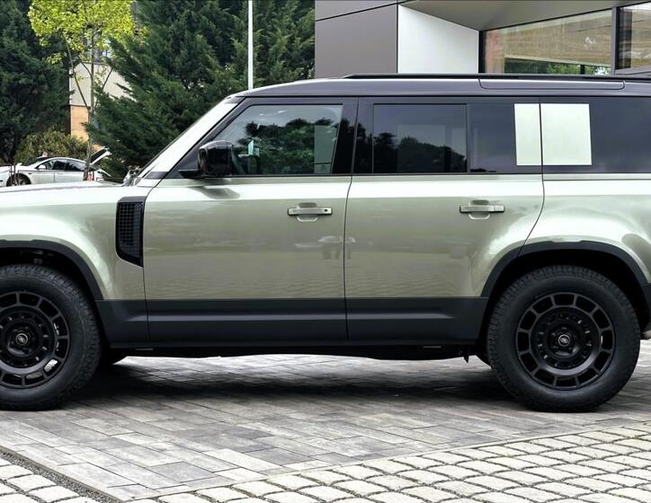 Land Rover Defender 3