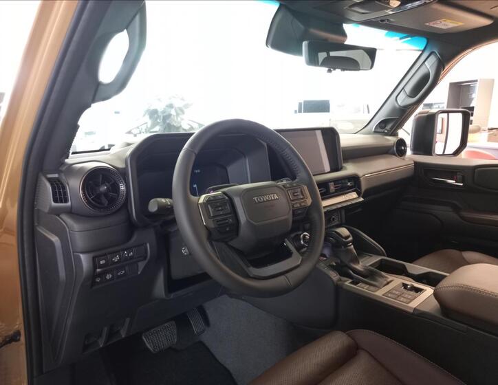 Toyota Land Cruiser 7