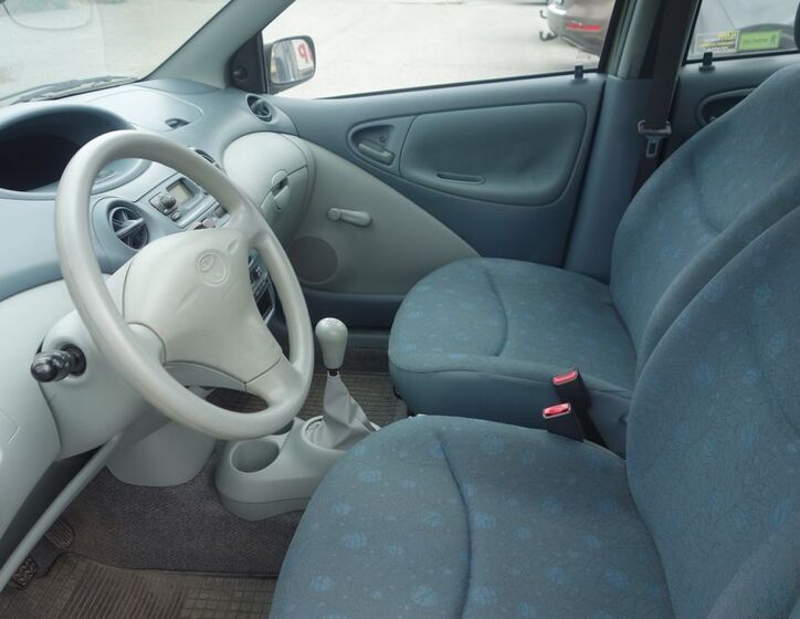 Toyota Yaris 16