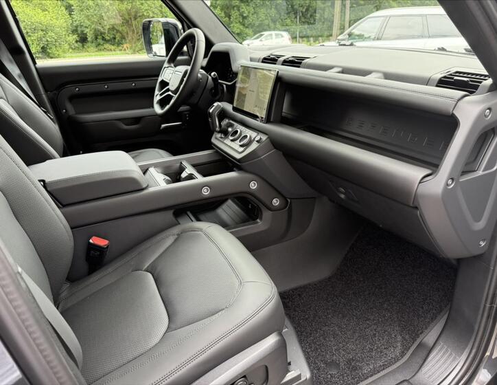 Land Rover Defender 16