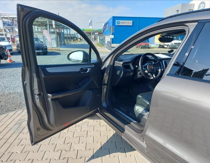 Porsche Macan 8