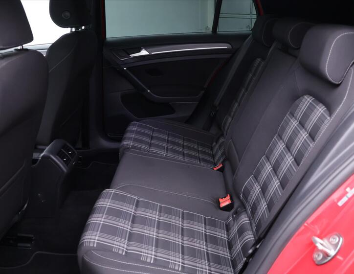 Volkswagen Golf 16