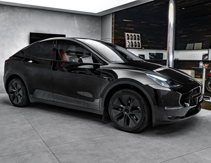 Tesla Model Y 4