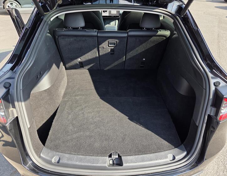 Tesla Model Y 10