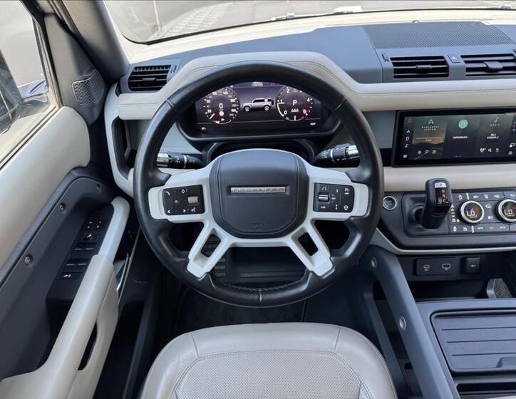 Land Rover Defender 17