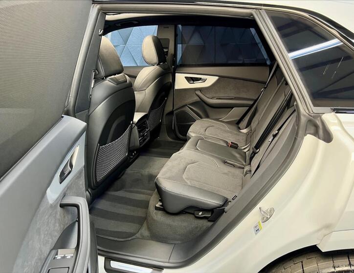 Audi Q8 11
