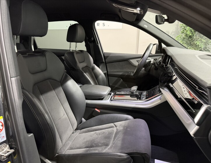 Audi Q7 25