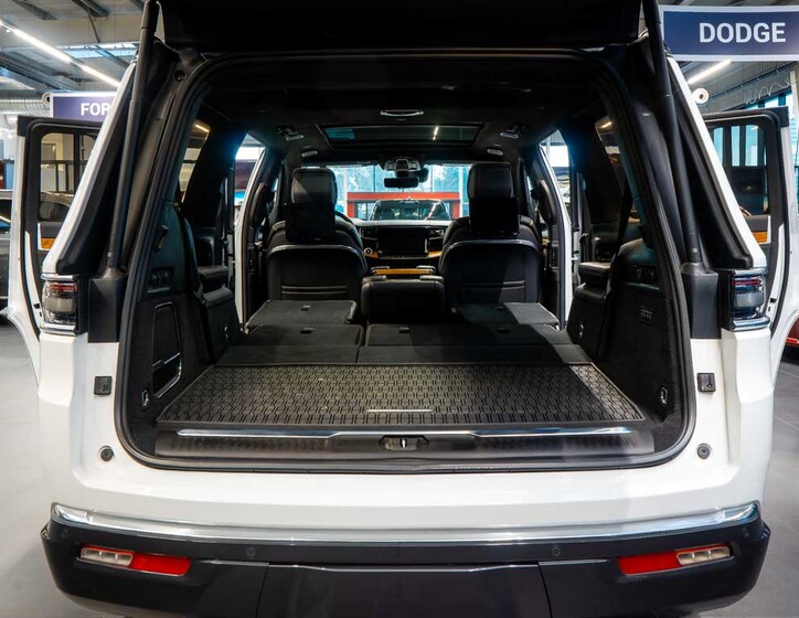 Jeep Grand Wagoneer 8