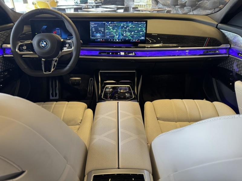BMW i7