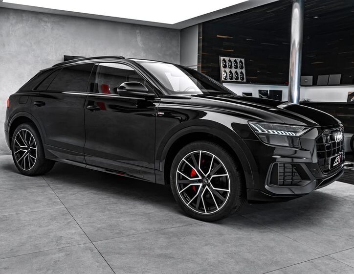 Audi Q8 4