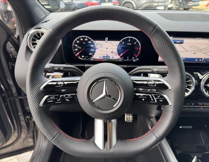 Mercedes-Benz GLA 8