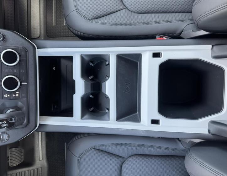 Land Rover Defender 13