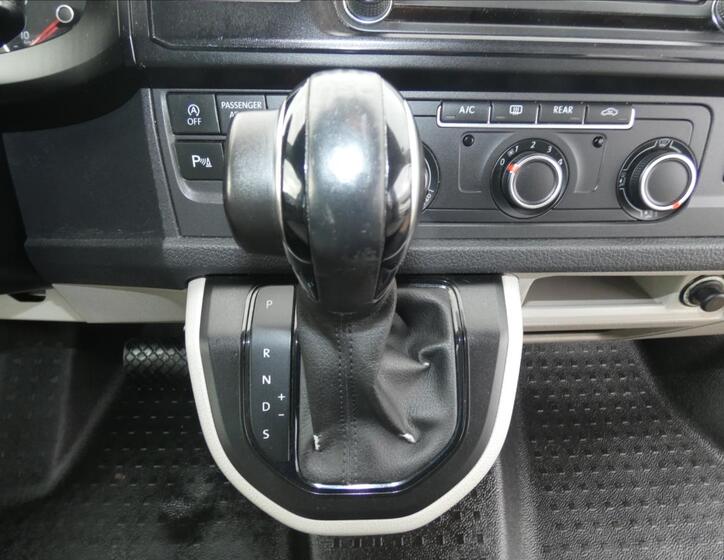 Volkswagen Caravelle 8