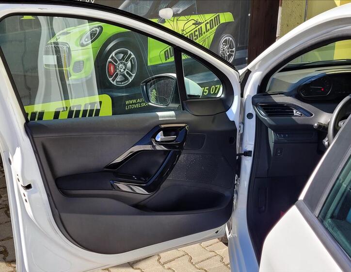 Peugeot 208 24