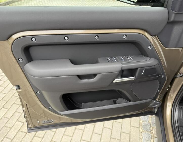 Land Rover Defender 13